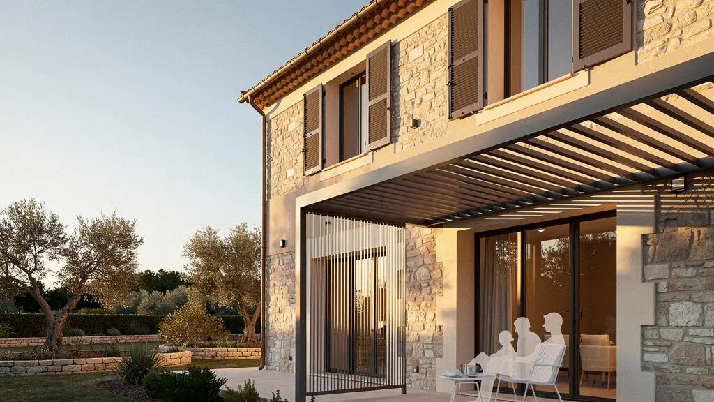 Facade d'une maison francaise contemporaine equipee de plusieurs protections solaires complementaires sous une lumiere de fin de journee